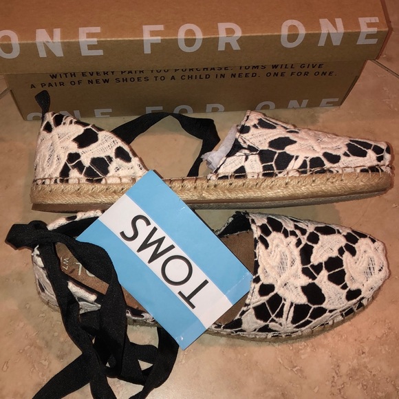 TOMS Womens Katalina Black Floral Lace Espadrilles - Picture 7 of 7